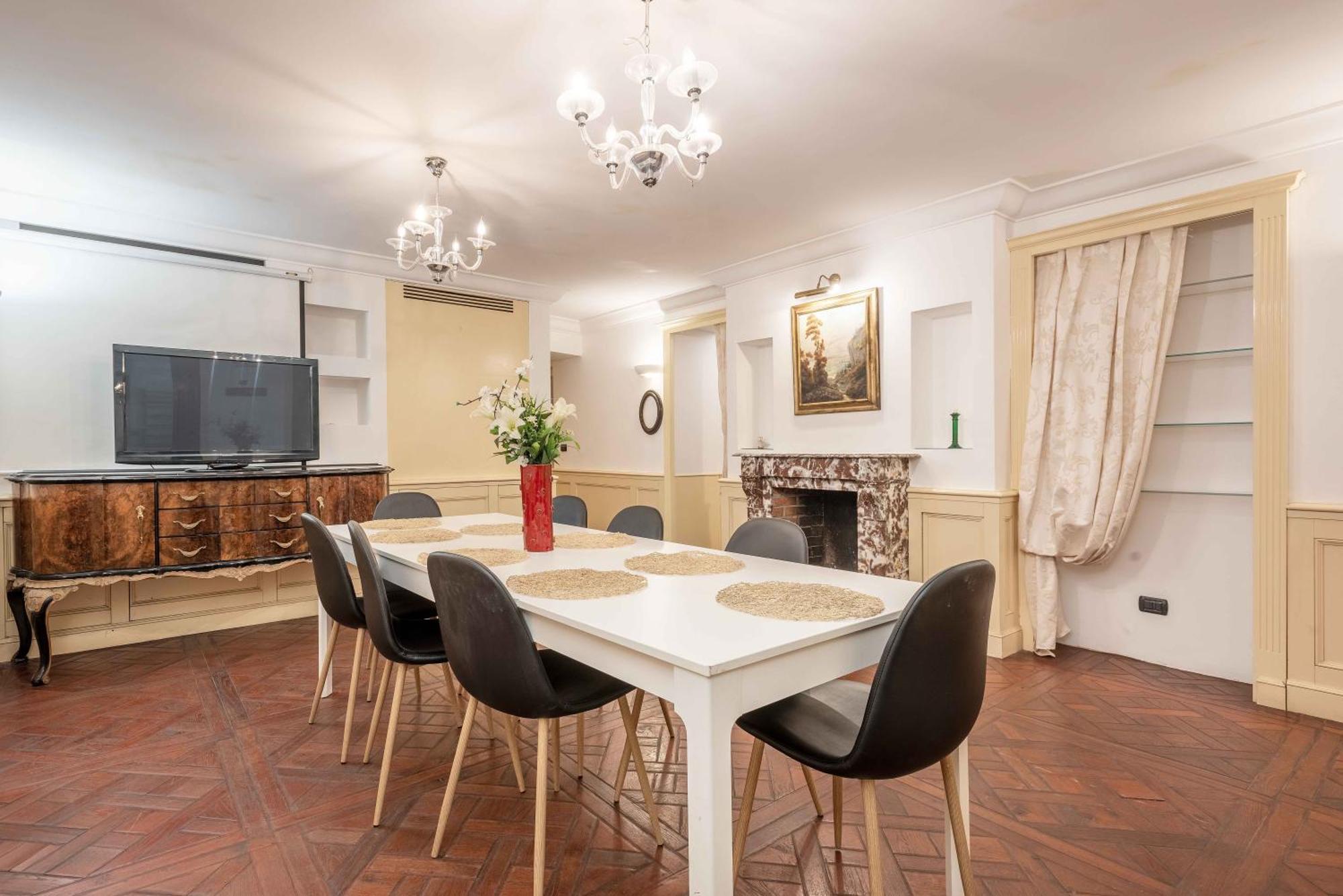Apartment Exclusive 4 Bedrooms Near Duomo Milan