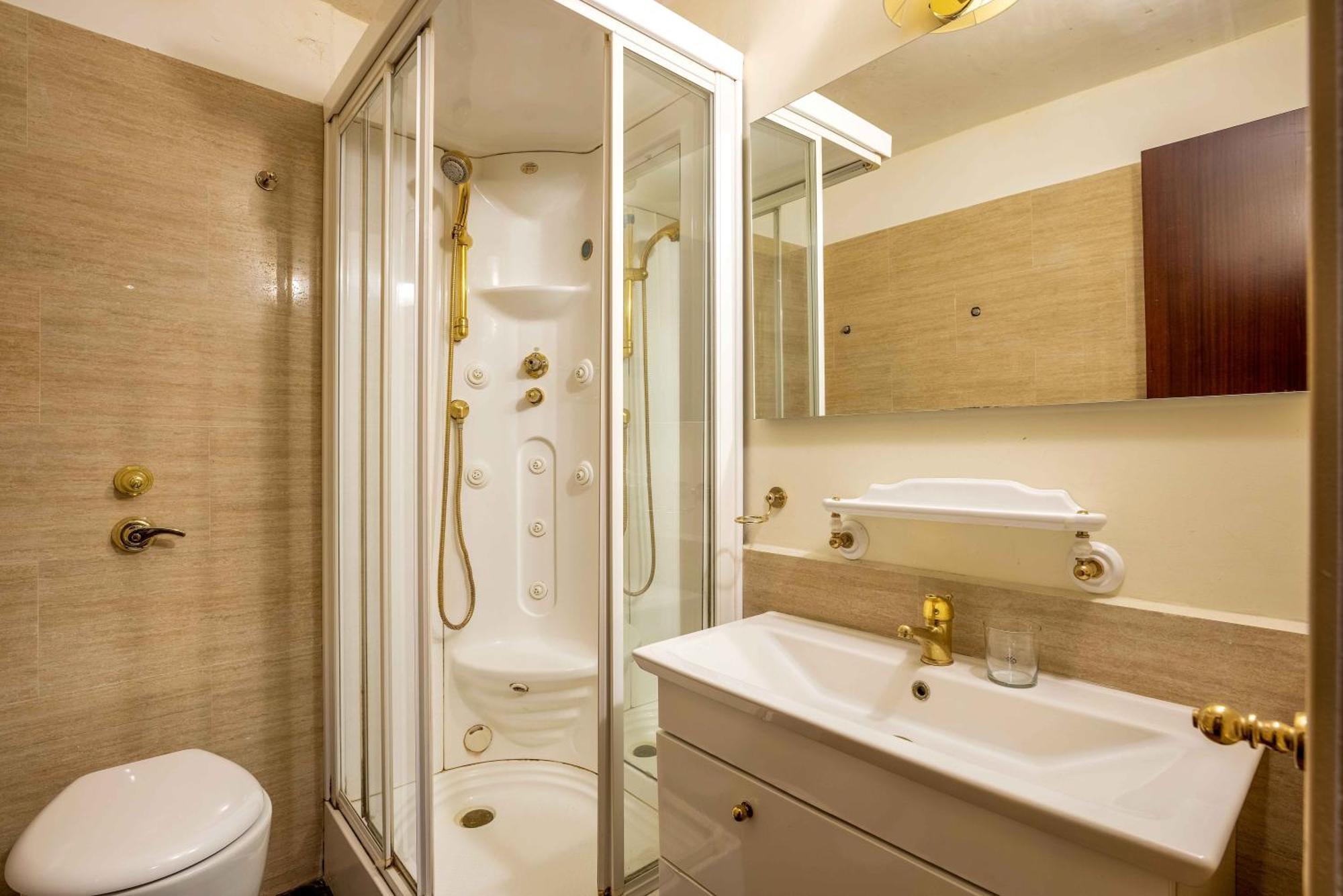 Apartment Exclusive 4 Bedrooms Near Duomo Milan